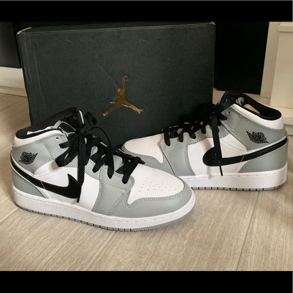 Nike Air Jordan 1 Mid GS “Light smoke grey”